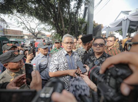 Wali Kota Bandung Muhammad Farhan bakal kaji kembali usulan Gubernur Jawa Barat, Dedi Mulyadi, terkait larangan membawa handphone (HP) bagi siswa SD maupun SMP dan aturan orang tua tidak menunggu di luar sekolah -Ist-