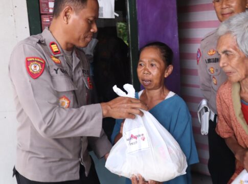 Caption: Anggota Polres Banjar memberikan bantuan kepada warga