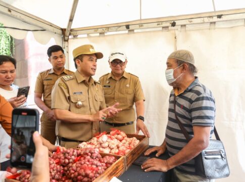 Wakil Wali Kota Bandung Erwin saat meninjau Bazar Murah 2025 di Alun-Alun Cicendo Kota Bandung Jabar Selasa (11/3/2025) -Ist-