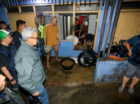 Wali Kota Bandung M Farhan Saat Meninjau Lokasi Banjir di Gang Apandi, Braga Kota Bandung Jabar Sabtu (15/3/2025) malam-Ist-