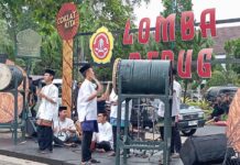 Ketpot: Salah satu peserta Lomba Bedug Karatun Ciamis saat menampilkan kebolehan nya