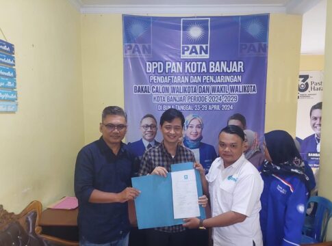 Caption: Atet Handiyana Sihombing menyerahkan formulir pendaftaran ke DPD PAN Kota Banjar