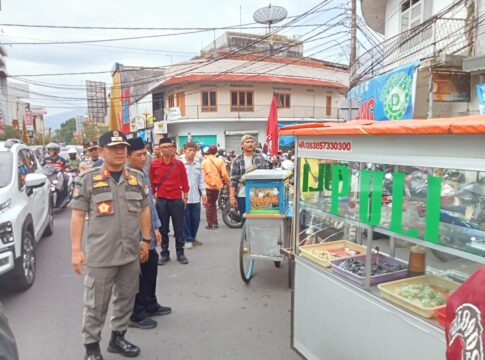 Ket foto : Petugas dari Dishub, Pol PP dan Koperindag UMKM saat menertibkan Pedagang di kawasan Pedestarian Hazet Mustafa (fokusjabar/Seda)