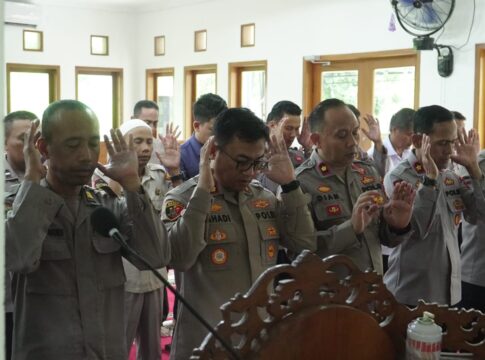 Caption: Personil Polres Banjar sholat goib