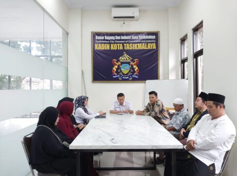 Ket foto : Ketua Kadin Asep Saefuloh bersama para Pimpinan Lembaga Keagamaan dan Sosial di Sekretariat Kadin Kota Tasikmalaya (fokusjabar/Seda)