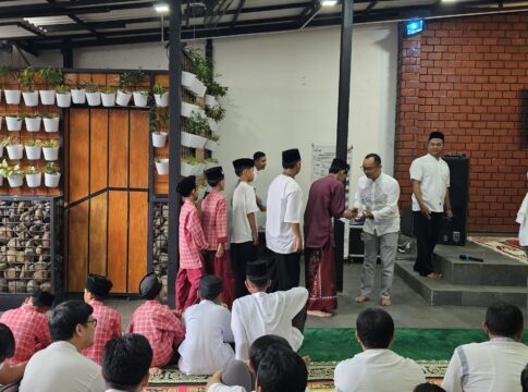 Ket foto : Pimpinan Bank Bjb Tasikmalaya Anet Yudistian, membagi-bagikan Santunan untuk anak-anak Yatim dan dhuafa (fokusjabar/Seda)