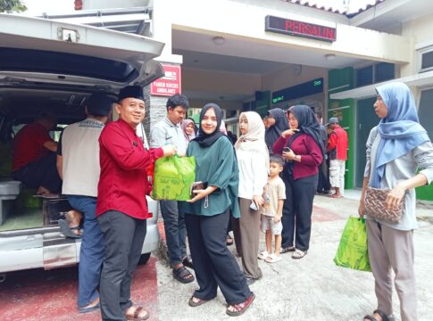 Ket foto : Kepala PKM Mangkubumi Arif Prianto, Menyalurkan Bantuan Paket Sembako kepada masyarakat di wilayah Puskesmas (fokusjabar/Seda)