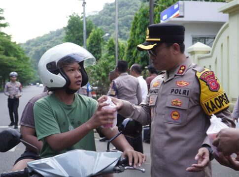 Caption: Kapolres Banjar AKBP Tyas Puji Rahadi memberikan takjil gratis kepada pengendara sepeda motor