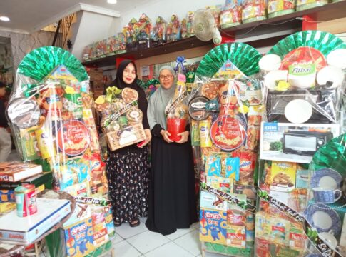 Ket foto : Owner Ramayana Parcel Tasikmalaya Tina Risnawati Sardjono, menunjukkan jenis Parcel yang ada di tokonya. (fokusjabar/Seda)