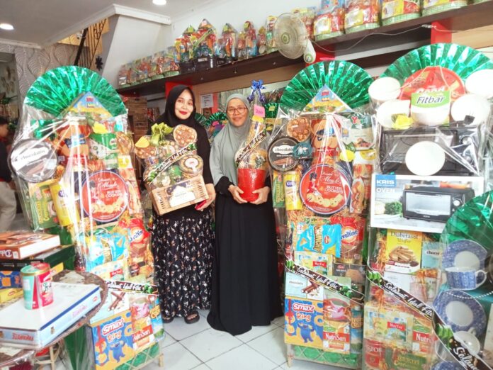 Ket foto : Owner Ramayana Parcel Tasikmalaya Tina Risnawati Sardjono, menunjukkan jenis Parcel yang ada di tokonya. (fokusjabar/Seda) Ket foto : Owner Ramayana Parcel Tasikmalaya Tina Risnawati Sardjono, menunjukkan jenis Parcel yang ada di tokonya. (fokusjabar/Seda)