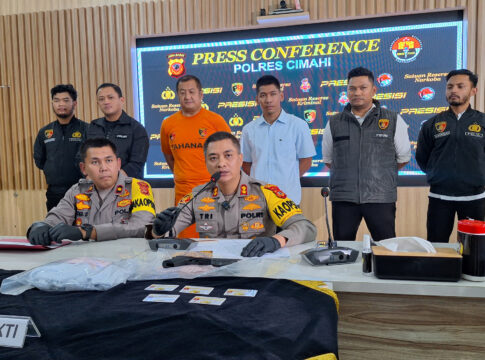 Foto: Jajaran Satreskrim Polres Cimahi resmi menangkap pria berinisial HS yang membawa senjata api dan memaksa membuka pintu mobil di Kabupaten Bandung Barat (KBB). (Arif)