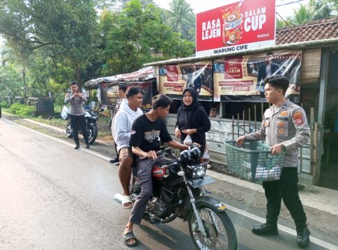 Poto: Suasan saat anggota polres Pangandaran Bagi takjil untuk pengendara sepeda motor