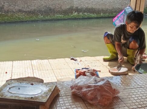 Ketpot; Penjual daging Ayam Broiler Ciamis di tempat pemotongan saat melayani pembeli