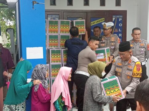 Poto: Kapolres Pangandaran AKBP Mujianto saat membagikan sembako kepada warga Pangandaran