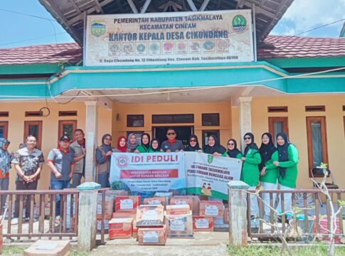 Ket foto : Organisasi IDI dan IIDI Kota Tasikmalaya, Salurkan bantuan kemanusiaan bagi korban Pergerakan Tanah di Kec.Cineam Kabupaten Tasikmalaya (fokusjabar/Seda)