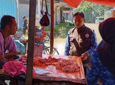 Poto: Saat melakukan pengawasan daging sapi di pasar Kalipucang