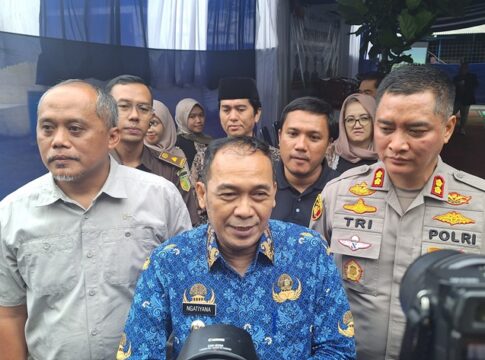 Foto: Walikota Cimahi, Ngatiyana (tengah) dan Kapolres Cimahi, AKBP Tri Suhartanto (kanan) hadir dalam kegiatan seminar yang digagas IJTI Korda Cimahi - Bandung Barat dan Politeknik TEDC. (Arif)