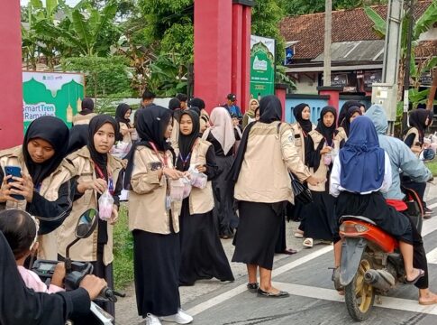 Siswa SMKN 1 Kalipucang Berbagi Takjil dan Hiburan di Bulan Ramadhan