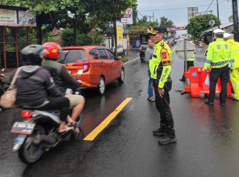 Ketpot: Kapolres Ciamis AKBP. Akmal saat memantau pemberlakuan One Way di SP3 Sindangkasih Ciamis