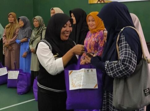 Ketpot: Pembagian Program Si Nyai Kelurahan Sindangrasa Ciamis kepada ibu ibu Lansia