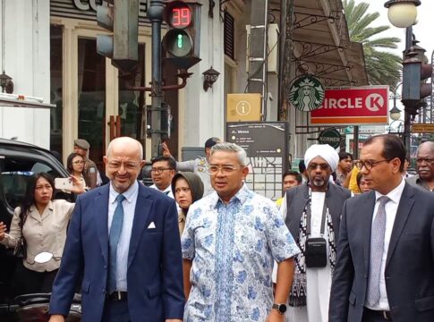 Wali Kota Bandung Muhammad Farhan Saat Mendampingi 14 Duta Besar (Dubes) dari negara-negara Afrika Dalam Rangka Memperingati KAA ke-70 di Kota Bandung Rabu (23/4/2025)