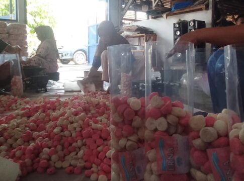 Caption: Kue caketra produksi Dadang (58) Asal Kelurahan Situ Batu Kota Banjar