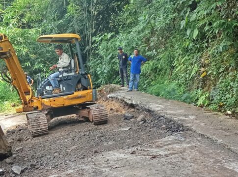 Ketpot : Bupati Ciamis Herdiat Sunarya saat berada di lokasi jalan amblas di wilayah Desa Raksabaya Cimaragas
