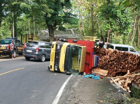 Poto: kondisi saat kendaraan muatan truk terguling. di Emplak Pangandaran