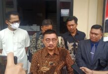 Kuasa Hukum Bupati Tasikmalaya, Ade Sugianto laporkan Wakil Bupati Tasikmalaya Cecep Nurul Yakin ke Polres Tasikmalaya.