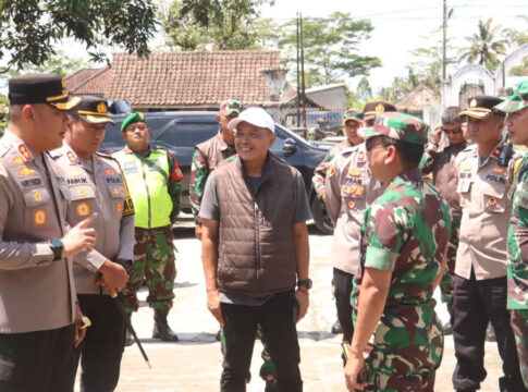Ket foto : Kapolres Tasikmalaya AKBP Haris Dinzah, bersama forkompinda lainnya, monitoring sejumlah TPS di wilayah Kabupaten Tasikmalaya (fokusjabar/Seda)