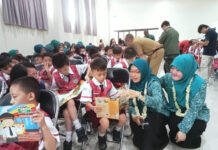 Ket foto : Ibu Wali Kota sekaligus Ketua PKK dr. Elvira Kamarrow Putri, saat mengajak anak-anak SD BPK Penabur membaca dalam kegiatan PKK Goes To School (fokusjabar/Seda)