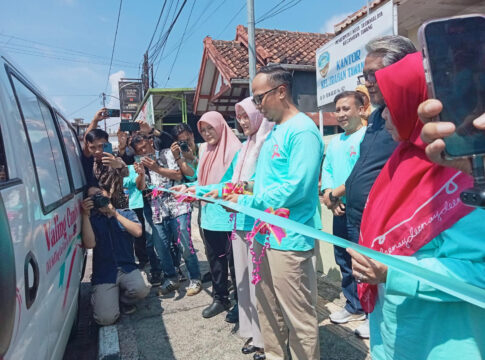 Ket foto : Wali Kota Viman Alfarizi, Gunting Pita, Tanda Launching Inovasi VCM/IVA Keliling Cari Cervix Mammae di Kantor Kelurahan Tawangsari Kota Tasikmalaya (fokusjabar/Seda)