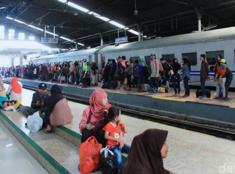 Caption : Ratusan Penumpang Kereta Api Sedang Bersiap menaiki gerbong kereta di Daop 2 Bandung (ist Humas Daop)