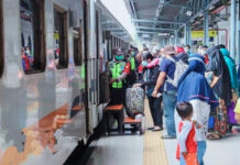 Ket foto : Sejumlah Penumpang Kereta Api sedang naik turun di Stasiun Bandung (ist Humas Daop 2 Bandung)