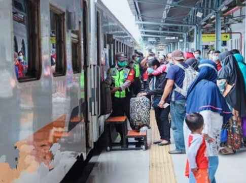Ket foto : Sejumlah Penumpang Kereta Api sedang naik turun di Stasiun Bandung (ist Humas Daop 2 Bandung)