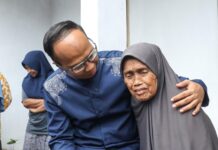 Ket foto : Wali Kota Viman Alfarizi, saat memeluk seorang lansia sambil memberikan bantuan pangan untuk Ibu Edoh (ist Prokopim)