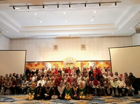 Ket foto : Wali Kota Viman Alfarizi Bersama istri dr. Elvira Kamarrow Putri, berfoto bersama keluarga besar IDI Kota Tasikmalaya saat kegiatan halal bihalal di Ballroom Aston Hotel Tasikmalaya (fokusjabar/Seda)