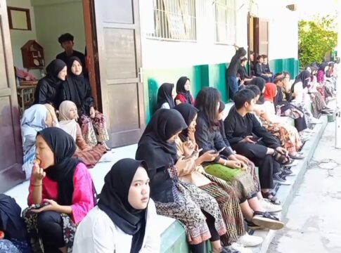 Para Siswa Sekolah SMAN 35 Bandung Mulai Kembali Sekolah Jumat (2/5/2025).