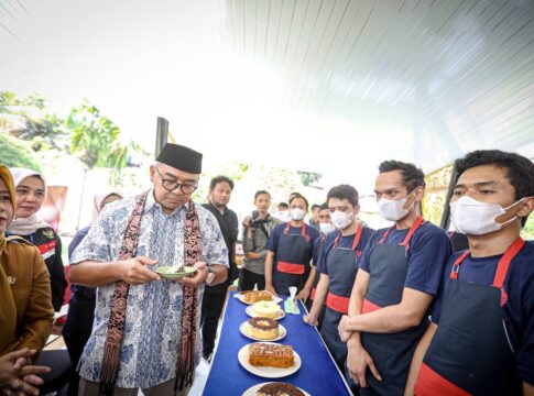 Wali Kota Bandung Muhammad Farhan Saat Menghadiri Pelatihan Pastry dan Barber (pangkas rambut) bagi warga binaan di Rutan Kelas I Jalan Jakarta No.29, Kebonwaru, Kec. Batununggal, Kota Bandung, Selasa, (6/5/2025)-Ist-