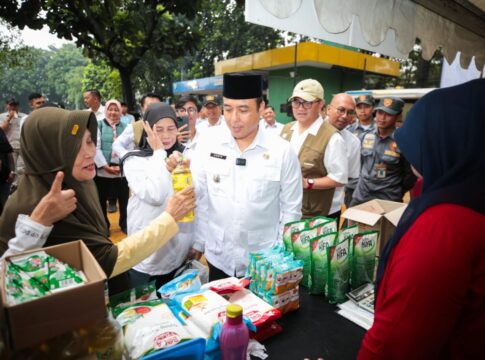 Wakil Wali Kota Bandung Erwin Saat Meninjau Bazar Murah di Lapangan Gasmin Kecamatan Arcamanik Kota Bandung Rabu (21/5/2025)-Ist-