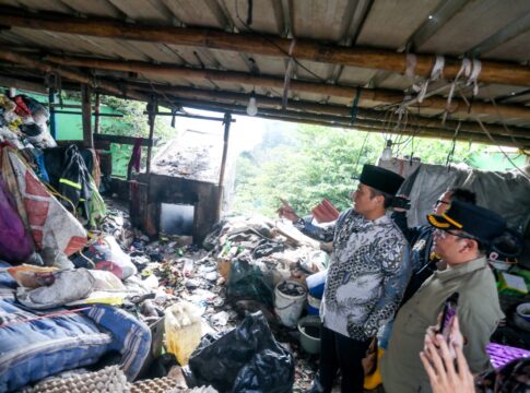 Wakil Wali Kota Bandung Erwin Saat Meninjau Langsung Lokasi TPS Liar di RT 04 RW 07 Kelurahan Pajajaran, Kecamatan Cicendo Kota Bandung Jumat (23/5/2025) -Ist-