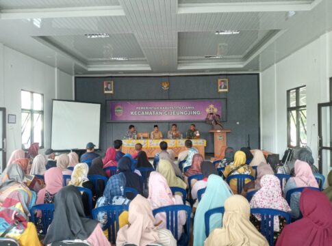 Ratusan nasabah Baitul Maal wa Tamwil (BMT) Miftahussalam Handapherang, Kecamatan Cijeungjing, Kabupaten Ciamis, menggelar audiensi dengan jajaran pimpinan Kecamatan Cijeungjing di Aula Kantor Kecamatan