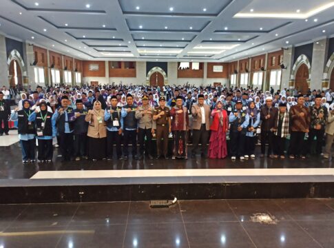 Bupati Tasikmalaya Ade Sugianto berpoto bersama calhaj asal Kabupaten Tasikmalaya