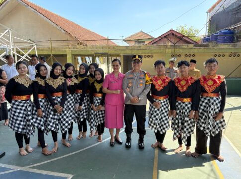 Caption: Kapolres Banjar AKBP Tyas Puji Rahadi, didampingi Ketua Bhayangkari Cabang Banjar Tya Tyas Rahadi melakukan kunjungan ke SMA Negeri 1 Banjar