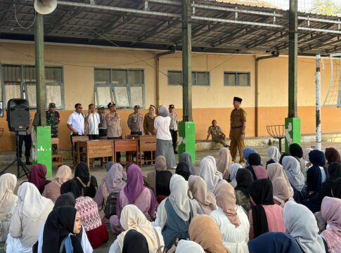 Caption: Kapolres Banjar AKBP Tyas Puji Rahadi melakukan kunjungan pemantauan ke SMK Negeri 2 Banjar jelang pengumuman kelulusan
