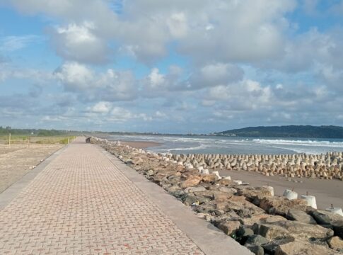 Poto: Pekerjaan Proyek Pengamanan Pantai Pangandaran