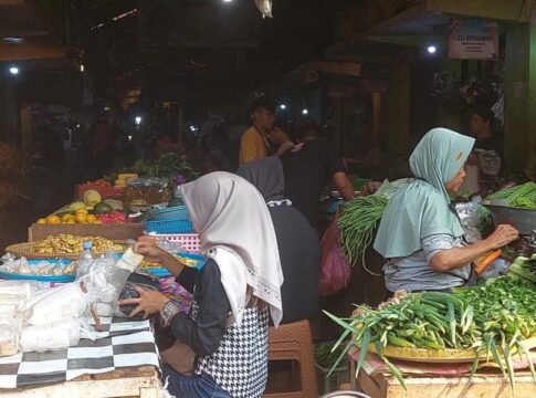 Caption: Pedagang di Pasar Banjar