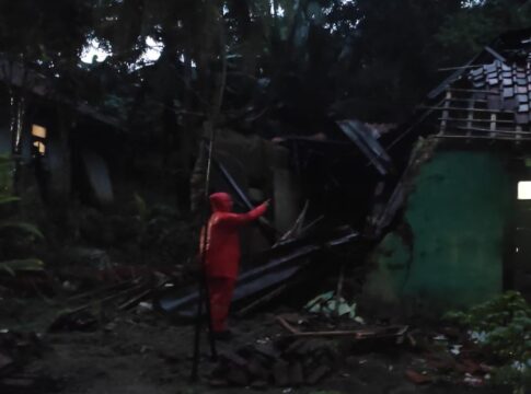 Ketpot: Bagian dapur rumah milik Hadim warga Banjaranyar Ciamis yang ambruk
