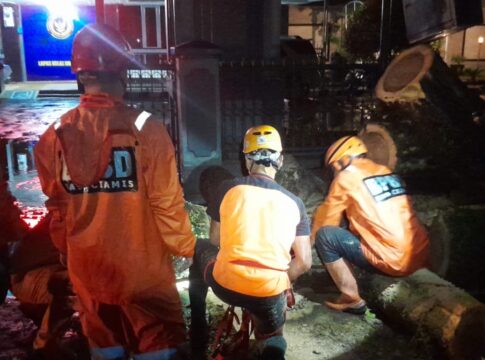 Ketpot: Personel BPBD Kabupaten Ciamis saat mengevakuasi pohon Trembesi Tumbang di jalan Ir H Juanda depan Lapas Kelas II B Ciamis