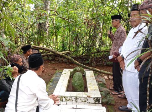 Ketpot: Kegiatan Nyurti Karuhun Lembur berziarah di makam leluhur Desa Pusakanagara Kabupaten Ciamis